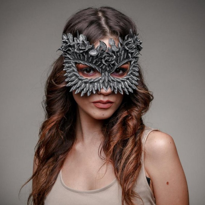 Black masquerade mask for woman with flowers